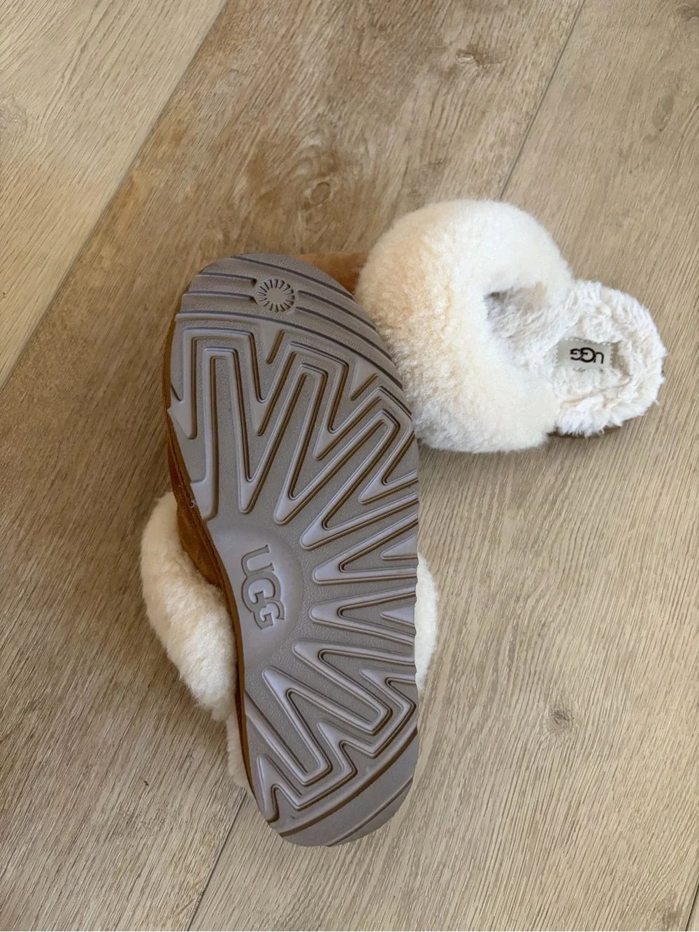 UGG Kids plush Slippers - Size 6
